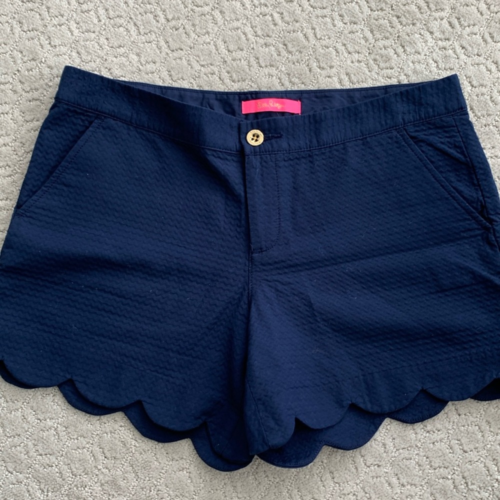Lily Pulitzer  size 8 navy blue scalloped short shorts
